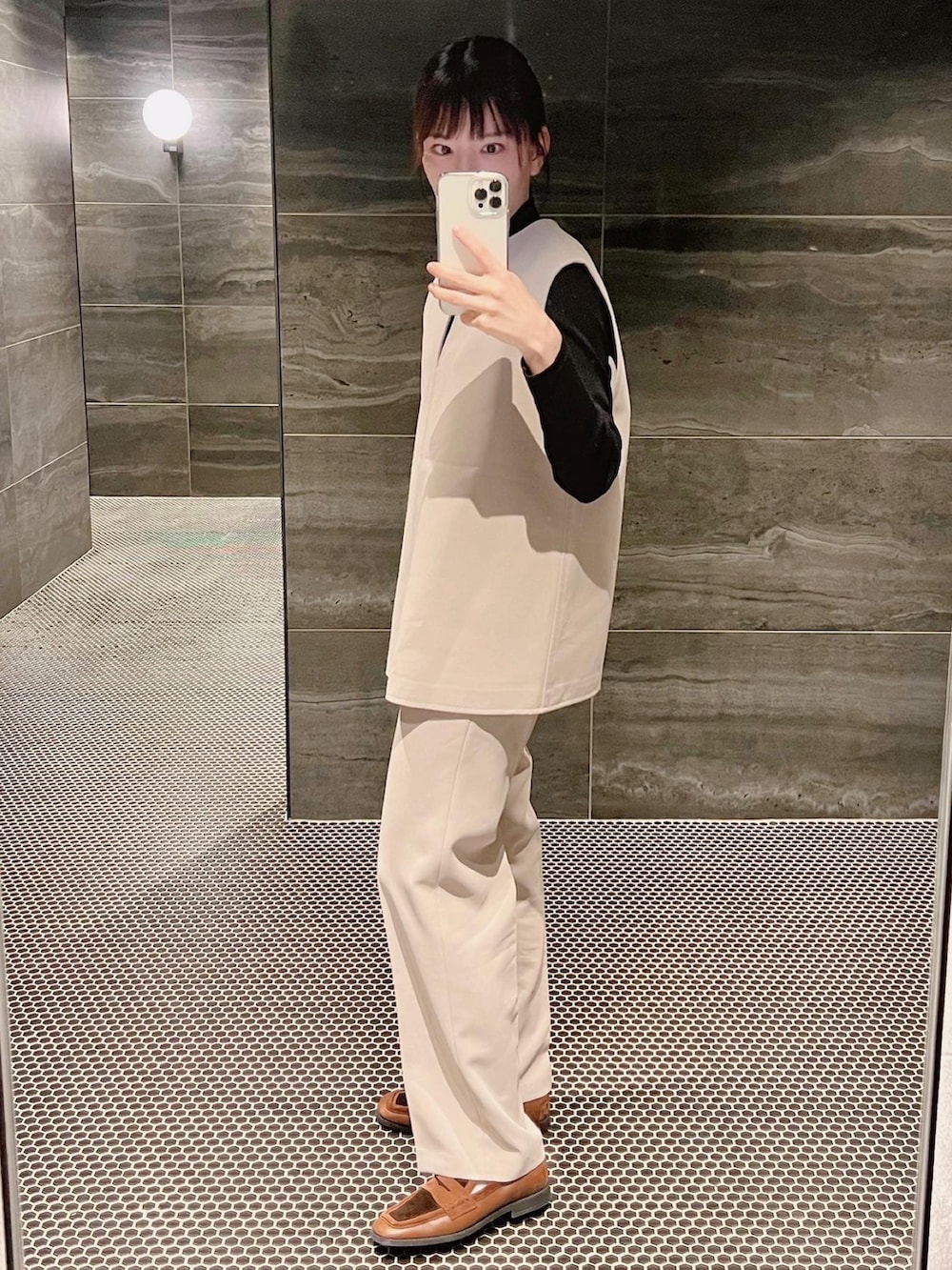 「オトナ女子、秋服、シンプルコーデ、セットアップ、オフィスカジュアル、オフィススタイル、オフィスコーデ、カジュアル、秋冬、タートルネック、ローファー、ニットコーデ、シンプルスタイル」｜「TOD’Sのアイテム（ローファー、ブラウン系）」を使った、ひろみ(おしゃれ写真撮れない・29歳)さん（レディース・158cm）の秋コーディネートの2枚目の写真