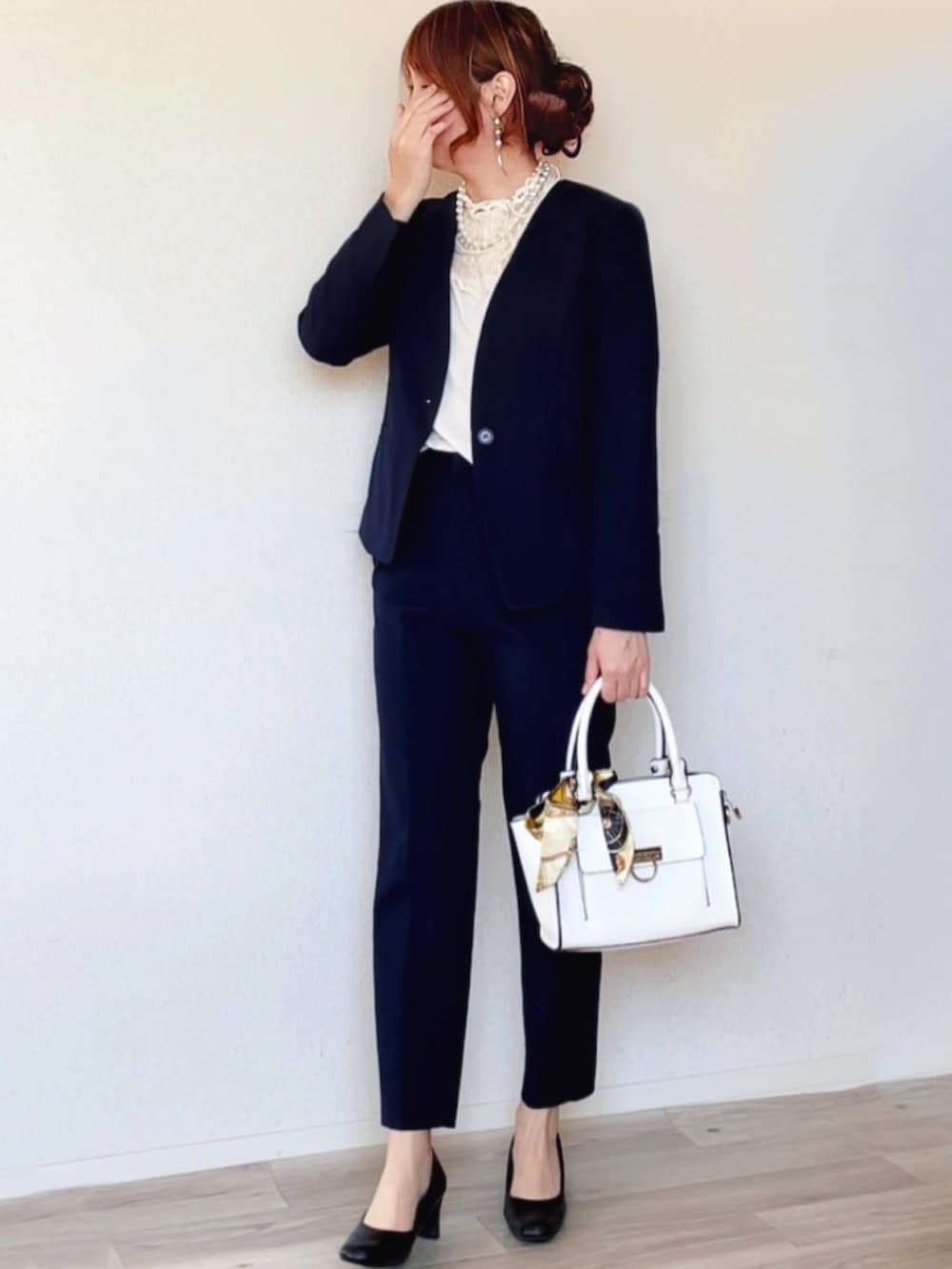 ブルー系のスーツセット、ホワイト系のシャツ/ブラウス、シルバー系のピアス（両耳用）を着用したレディースの冬コーディネートの2枚目の写真