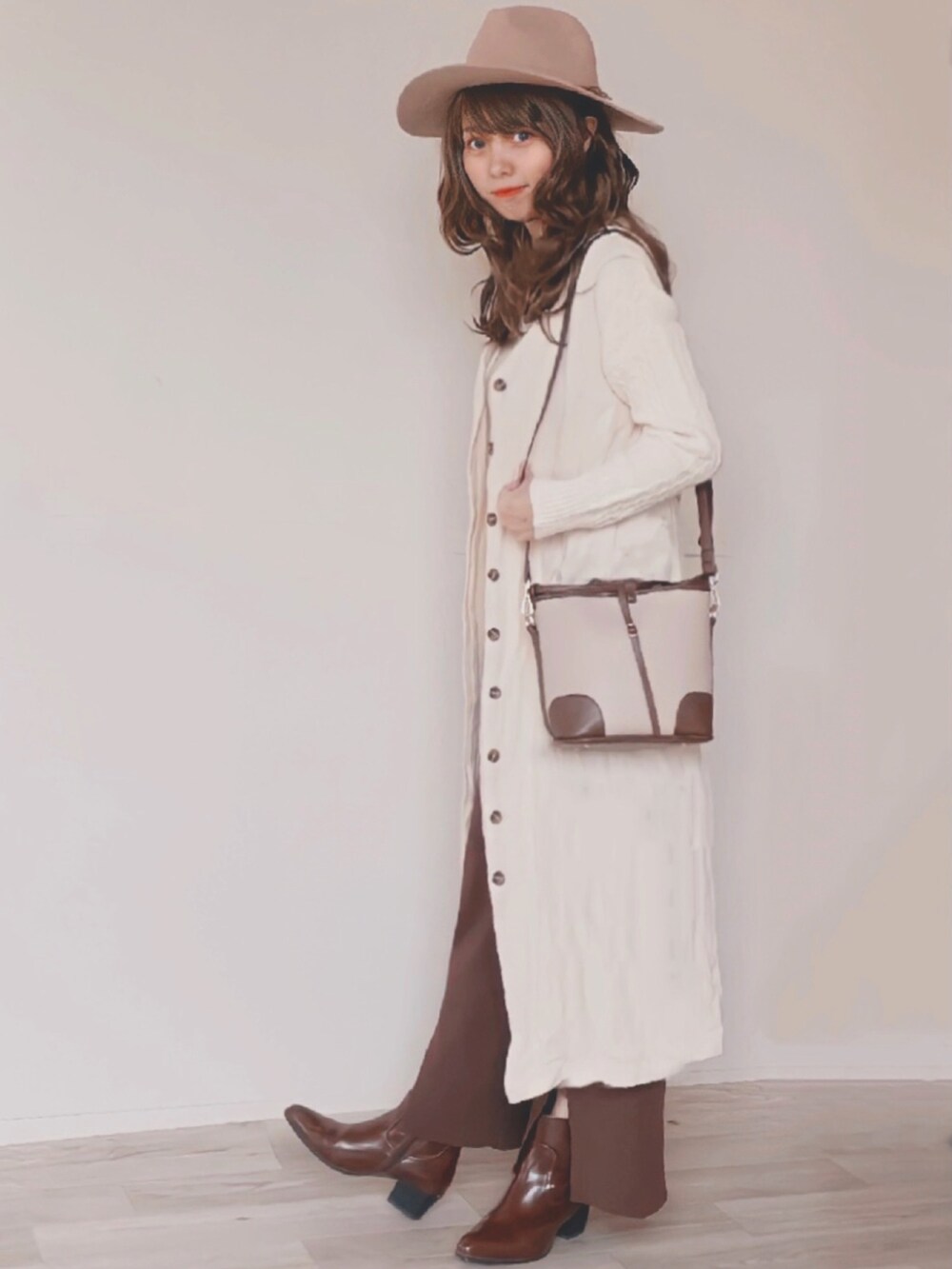 ホワイト系のセットアップ、ベージュ系のワンピース、ブラウン系のブーツを着用したレディースの秋コーディネートの3枚目の写真