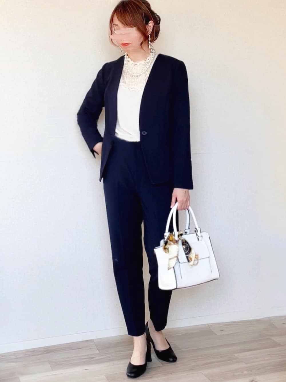 ブルー系のスーツセット、ホワイト系のシャツ/ブラウス、シルバー系のピアス（両耳用）を着用したレディースの冬コーディネートの3枚目の写真