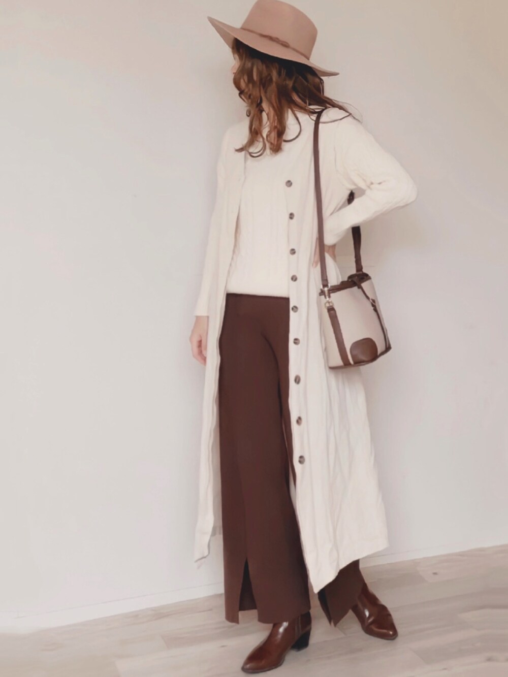 ホワイト系のセットアップ、ベージュ系のワンピース、ブラウン系のブーツを着用したレディースの秋コーディネートの2枚目の写真