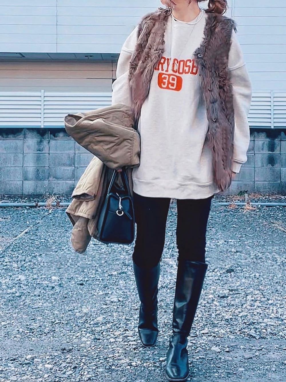 グリーン系のノーカラージャケット、グレー系のスウェット、ブラック系のその他パンツを着用したレディースの冬コーディネートの2枚目の写真