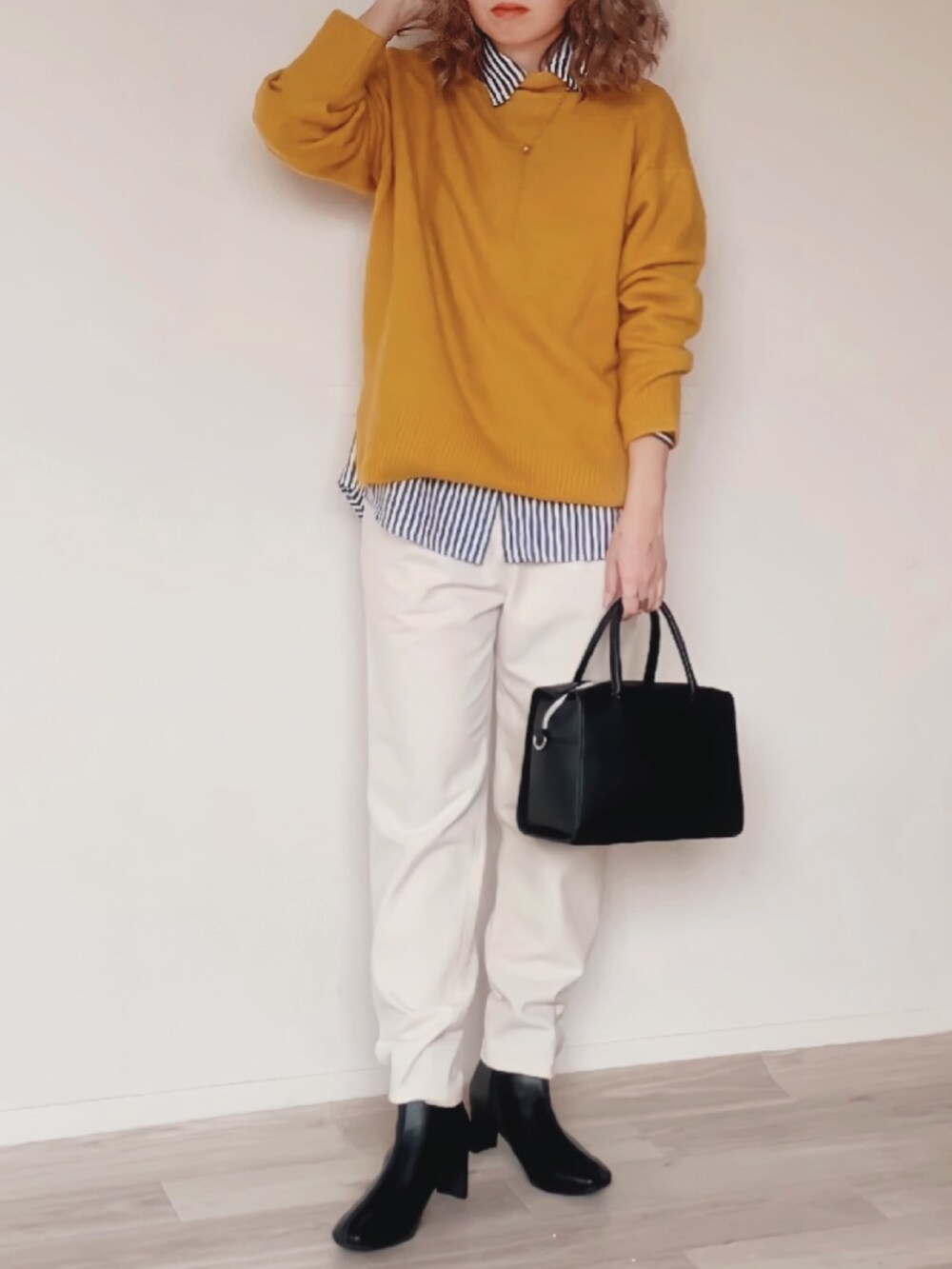 イエロー系のニット/セーター、ブルー系のシャツ/ブラウス、ホワイト系のその他パンツを着用したレディースの秋コーディネートの2枚目の写真