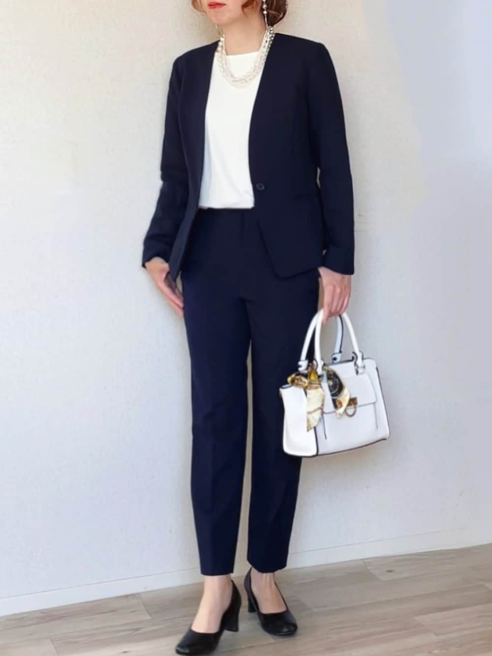 ブルー系のスーツセット、ホワイト系のシャツ/ブラウス、シルバー系のピアス（両耳用）を着用したレディースの冬コーディネートの4枚目の写真