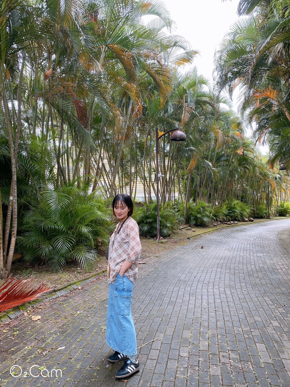 ブラウン系のTシャツ/カットソー、グレー系のショルダーバッグ、ブルー系のデニムスカートを着用したレディースの春コーディネートの2枚目の写真