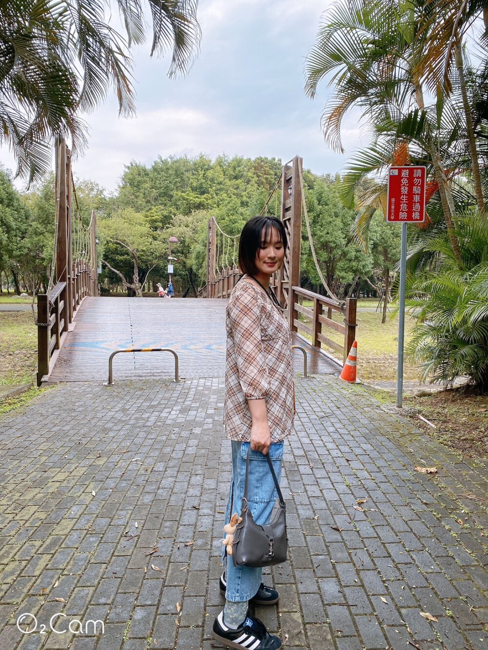 ブラウン系のTシャツ/カットソー、グレー系のショルダーバッグ、ブルー系のデニムスカートを着用したレディースの春コーディネートの4枚目の写真