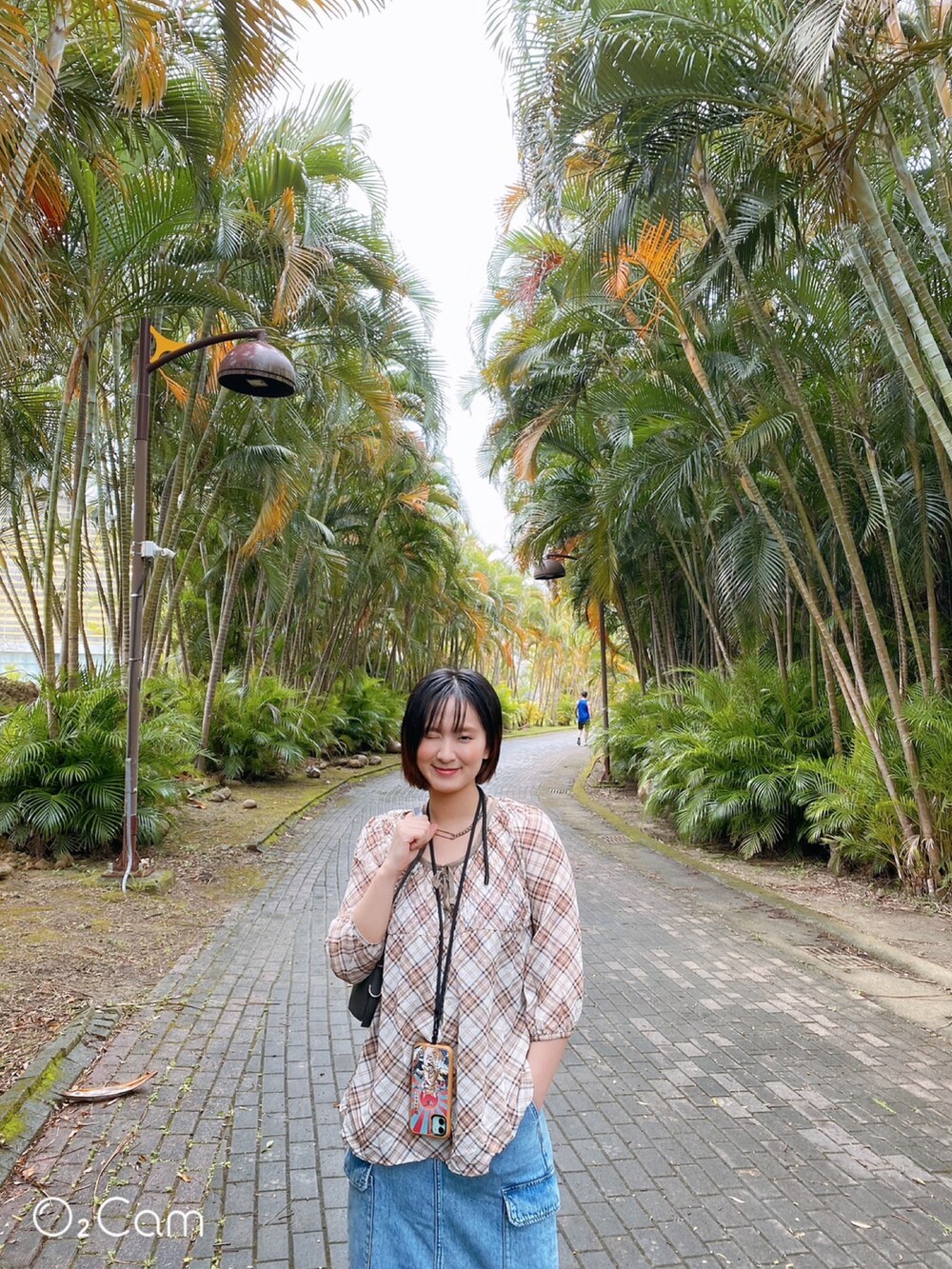 ブラウン系のTシャツ/カットソー、グレー系のショルダーバッグ、ブルー系のデニムスカートを着用したレディースの春コーディネートの3枚目の写真