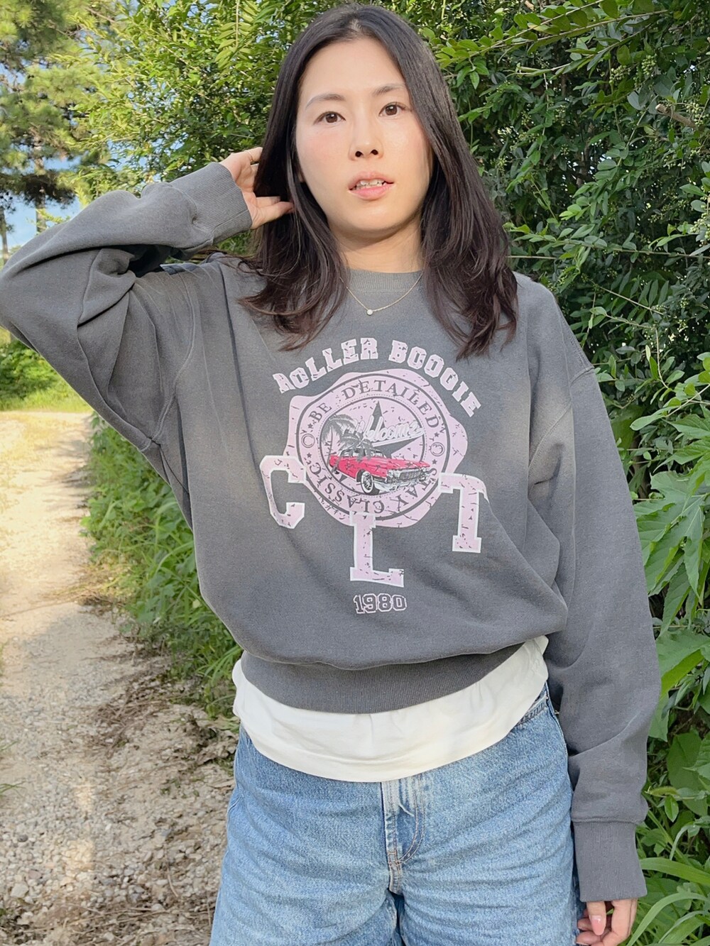 ブルー系のパンツ、グレー系のトップス、ホワイト系のスニーカーを着用したレディースの夏コーディネートの4枚目の写真