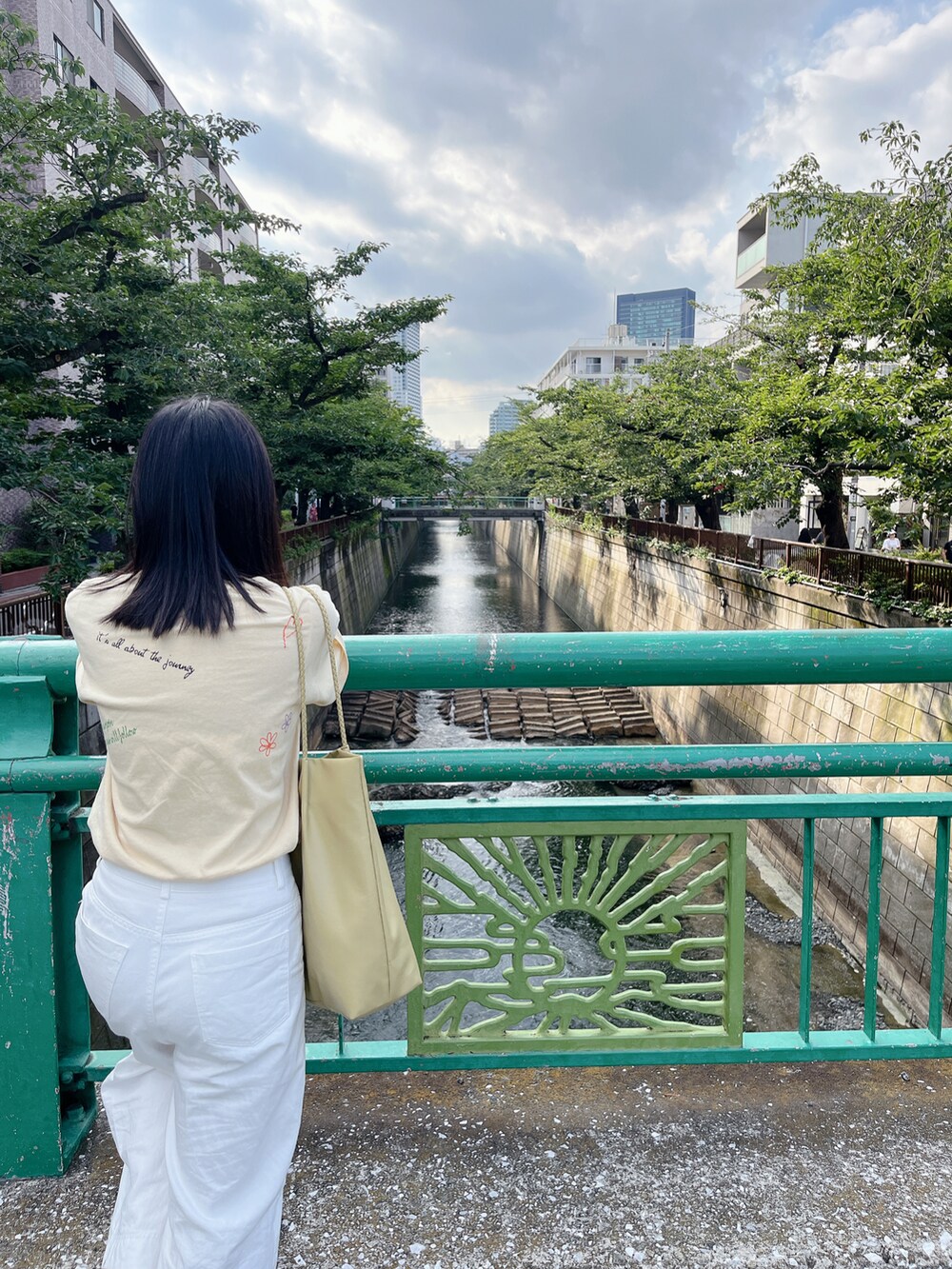 イエロー系のTシャツ/カットソー、イエロー系のショルダーバッグを着用したレディースの夏コーディネートの2枚目の写真