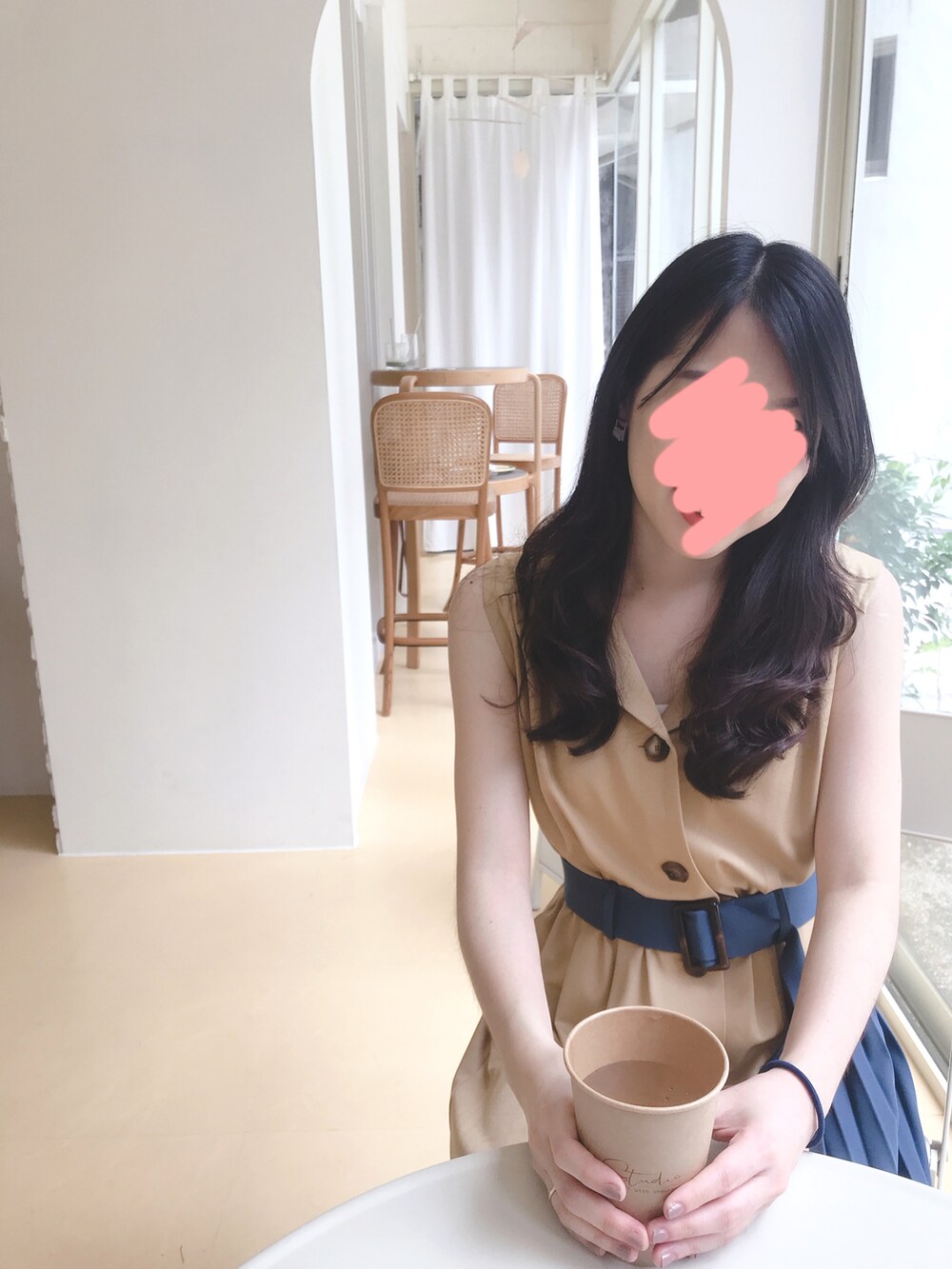 ブラウン系のワンピースを着用したレディースの夏コーディネートの2枚目の写真