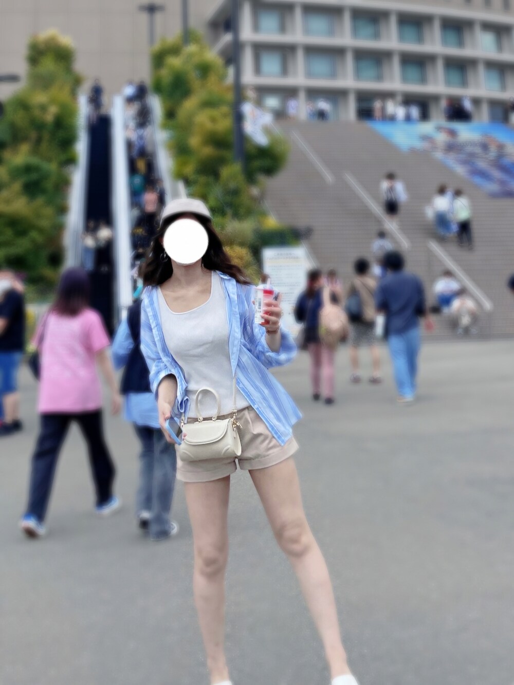 「ラクチンコーデ、カジュアルコーデ、休日コーデ、ラフコーデ、ミニバッグ、ショートパンツ、夏、シャツスタイル」｜「DHOLICのアイテム（シャツ/ブラウス、ブルー系）」を使った、🌙さん（レディース・157cm）の夏コーディネートの2枚目の写真