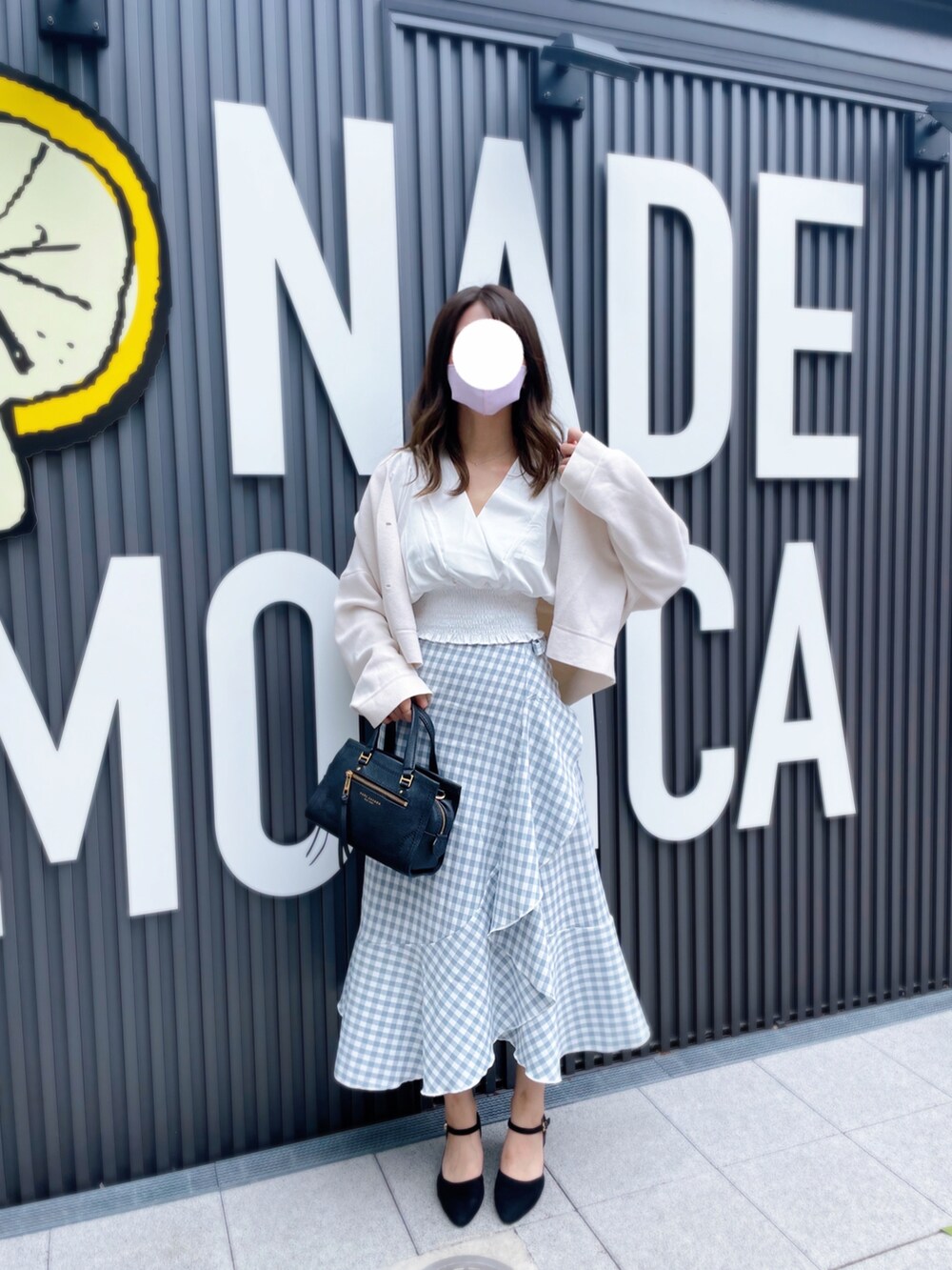 「シンプルコーデ、スカート、ギンガムチェック、初夏コーデ、ラップスカート、ホワイト」｜「MARC JACOBSのCRUISER/ミニ クルーザー ショルダーバッグ（ショルダーバッグ、ブラック系）」を使った、🌙さん（レディース・157cm）の春コーディネートの3枚目の写真