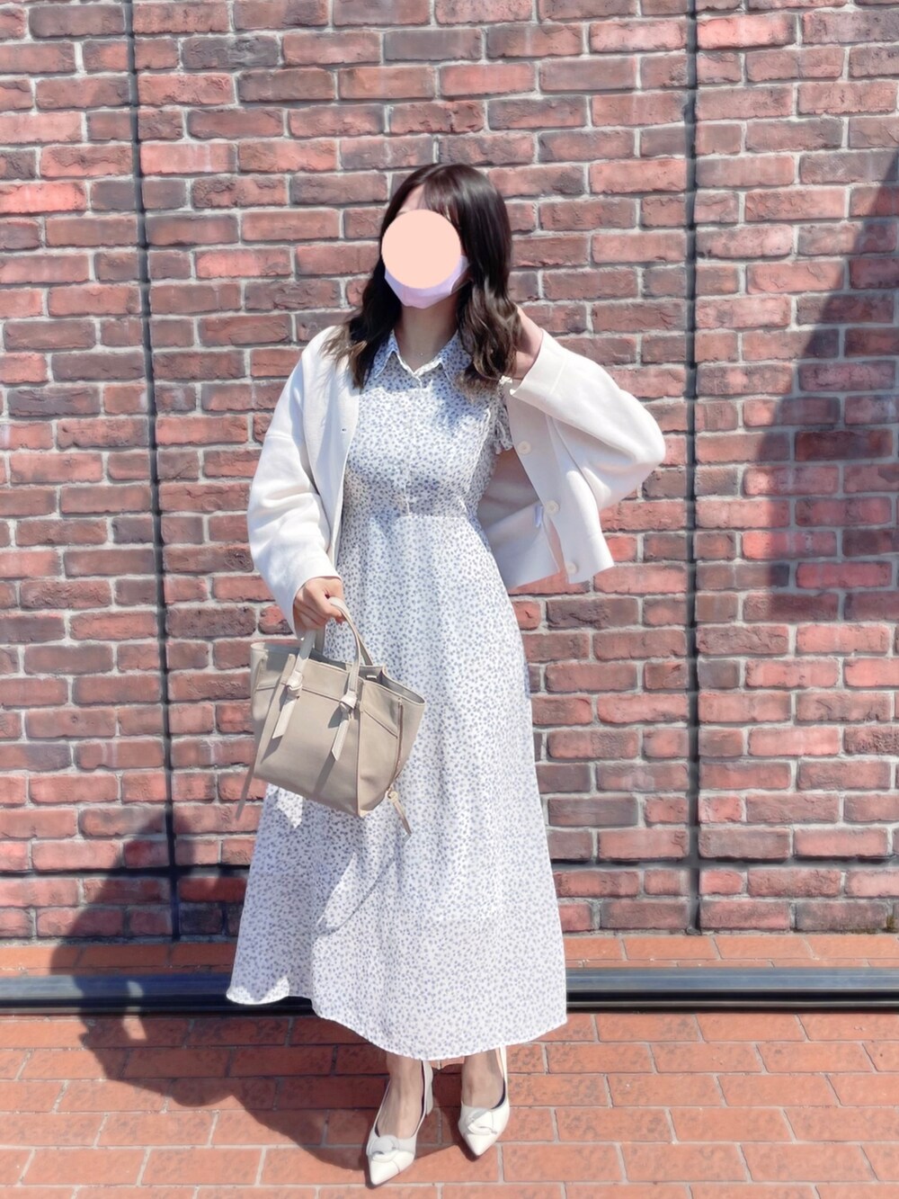 「ごきげんウィーク、お出かけコーデ、シンプル、今日のコーデ、ワンピース、ホワイト、カーディガン、プチプラ」｜「RANDAのストレスフリー/バックルベルトポインテッドトゥパンプス（パンプス、ホワイト系）」を使った、🌙さん（レディース・157cm）の春コーディネートの2枚目の写真