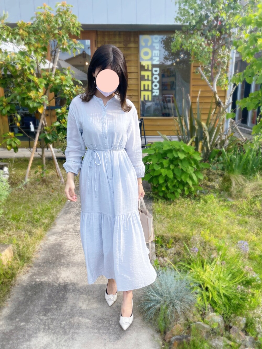 「シンプルコーデ、初夏コーデ、春夏コーデ、ラクチンコーデ、ワンピース」｜「RANDAのストレスフリー/バックルベルトポインテッドトゥパンプス（パンプス、ホワイト系）」を使った、🌙さん（レディース・157cm）の春コーディネートの2枚目の写真