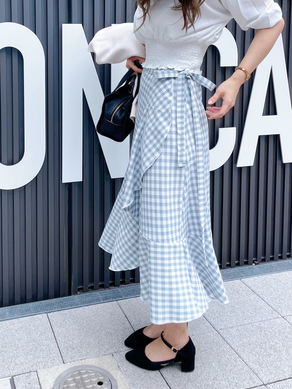 「シンプルコーデ、スカート、ギンガムチェック、初夏コーデ、ラップスカート、ホワイト」｜「MARC JACOBSのCRUISER/ミニ クルーザー ショルダーバッグ（ショルダーバッグ、ブラック系）」を使った、🌙さん（レディース・157cm）の春コーディネートの2枚目の写真