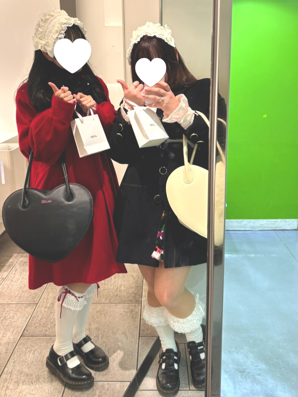 ブラック系のジャケット/アウター、ブラック系のスカート、レッド系のシャツ/ブラウスを着用したレディースの冬コーディネートの2枚目の写真