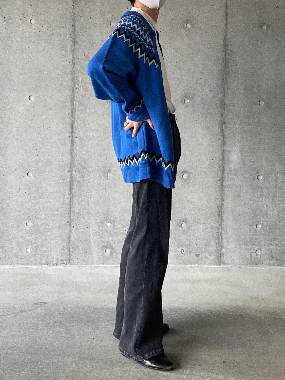 ホワイト系のTシャツ/カットソー、ブルー系のカーディガン/ボレロ、グレー系のデニムパンツを着用したメンズの冬コーディネートの2枚目の写真