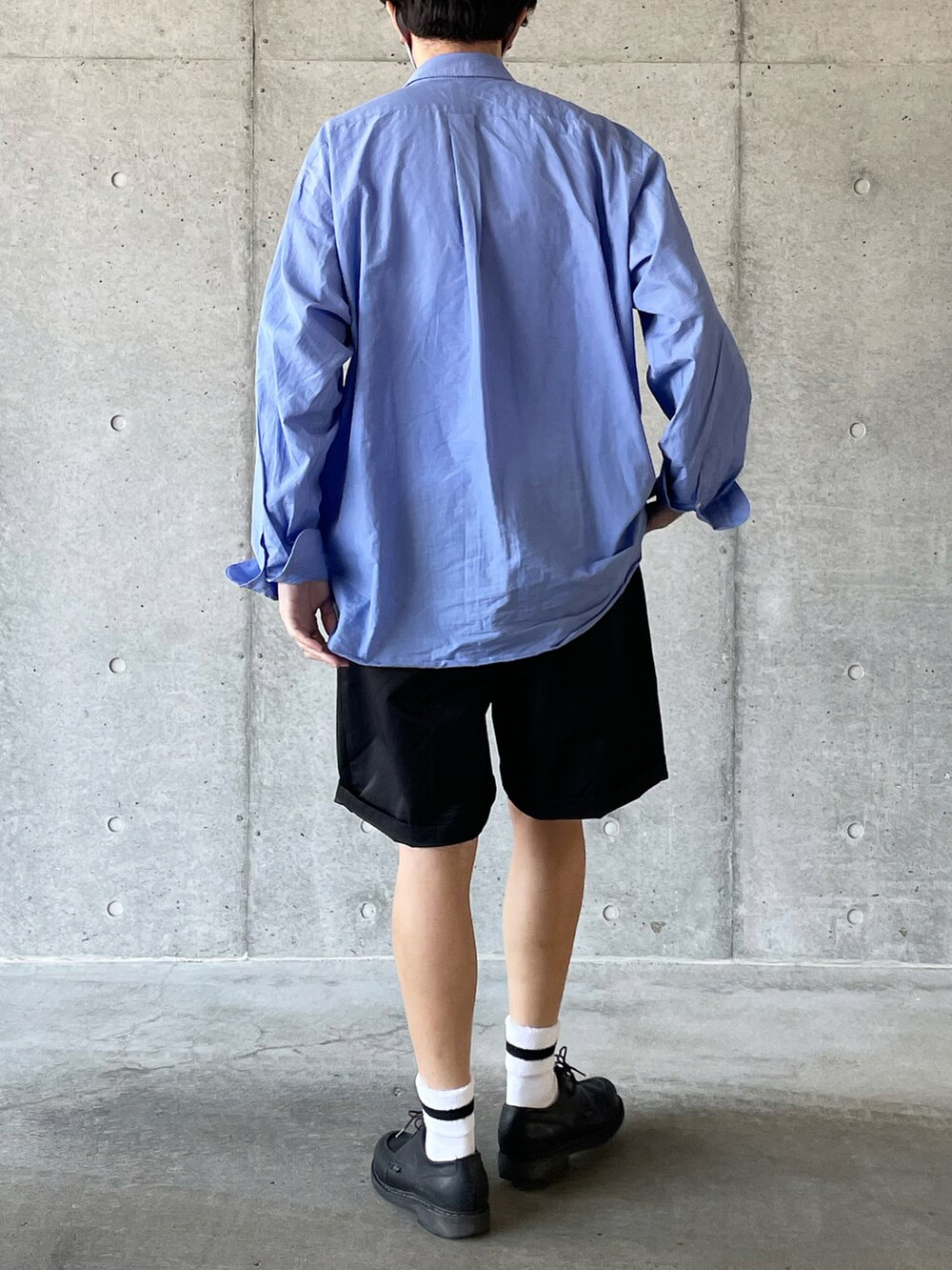 ブラック系のその他パンツ、ブルー系のシャツ/ブラウス、ブラック系のドレスシューズを着用したメンズの春コーディネートの3枚目の写真