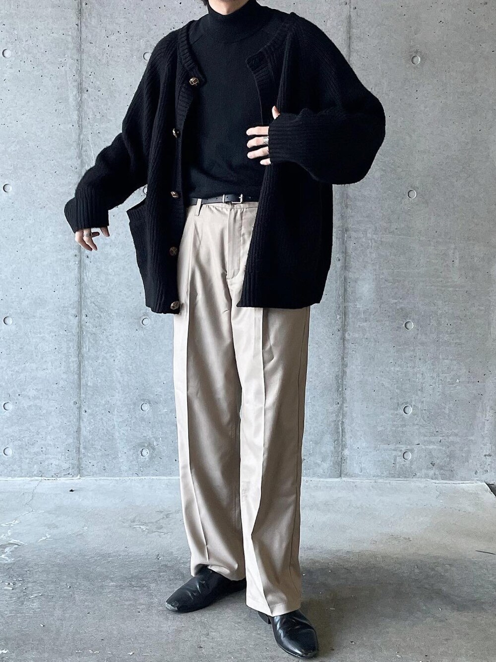 ブラック系のカーディガン/ボレロ、ベージュ系のスラックス、ブラック系のその他シューズを着用したメンズの冬コーディネートの2枚目の写真