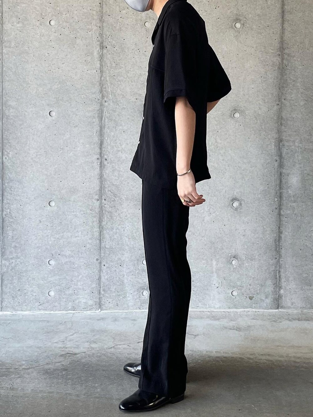 ブラック系のその他パンツ、ブラック系のシャツ/ブラウス、ブラック系のスリッポンを着用したメンズの春コーディネートの2枚目の写真