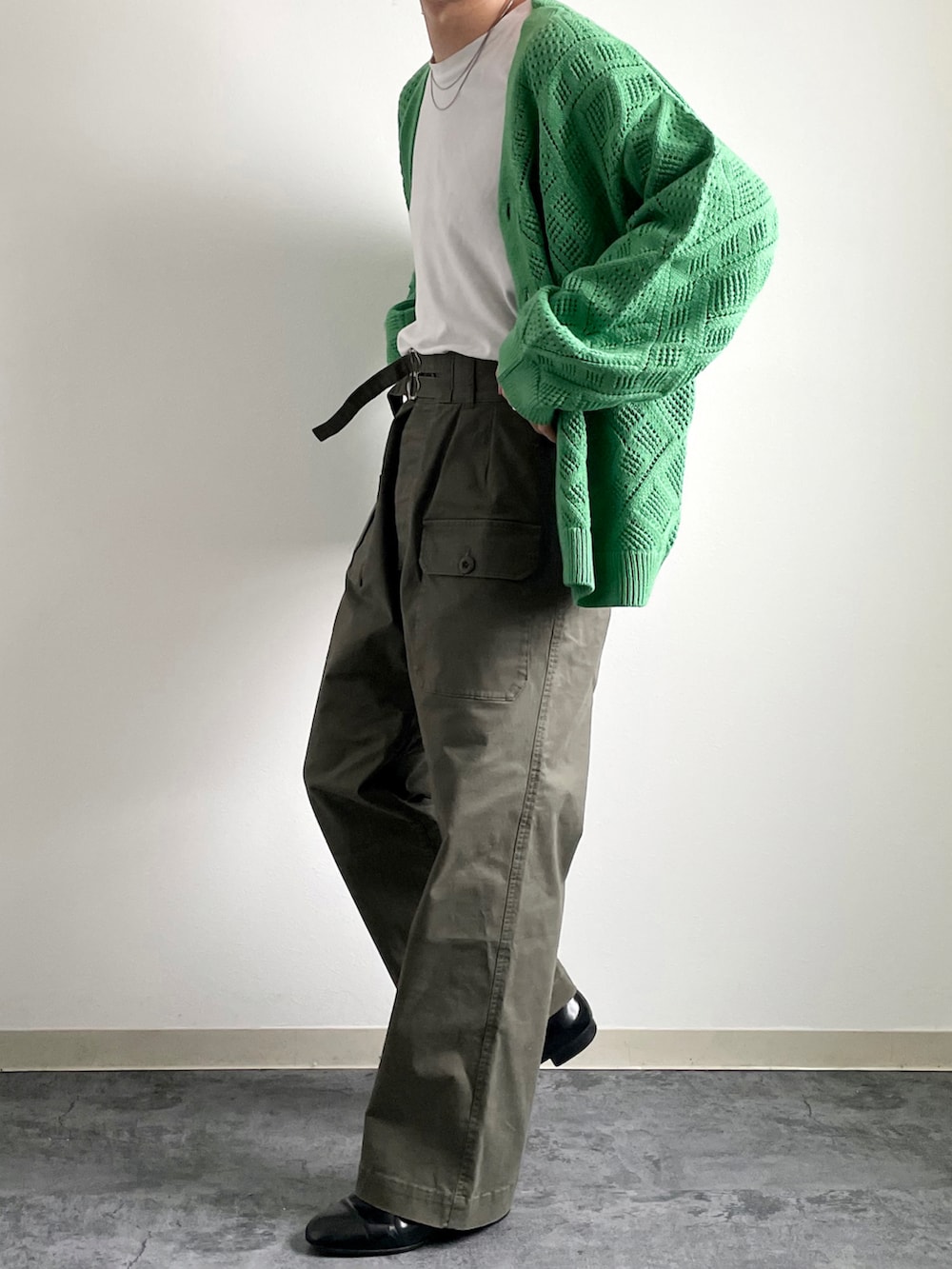 ホワイト系のTシャツ/カットソー、グリーン系のカーディガン/ボレロ、グリーン系のカーゴパンツを着用したメンズの冬コーディネートの2枚目の写真