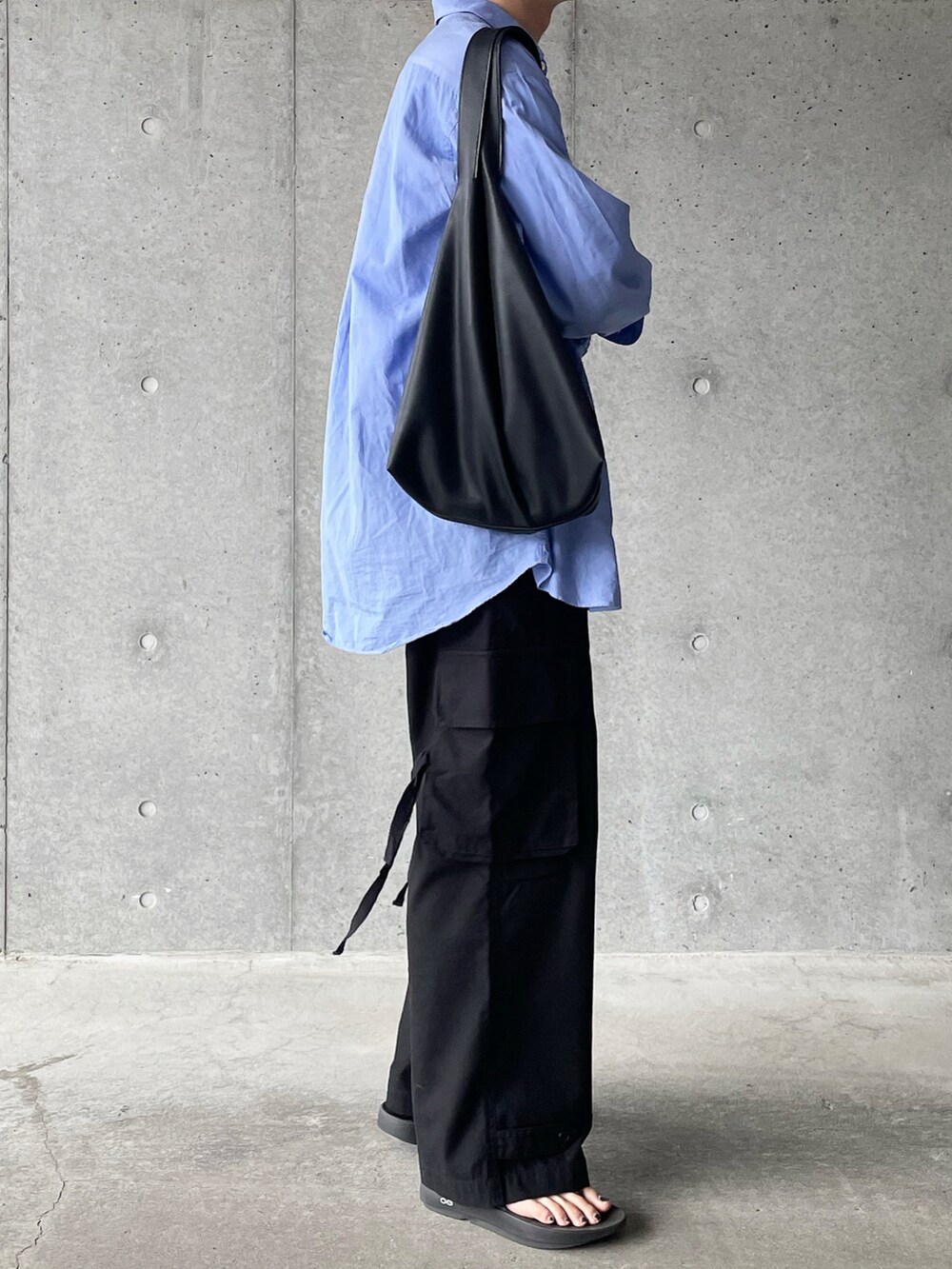 ブルー系のシャツ/ブラウス、ブラック系のカーゴパンツ、ブラック系のトートバッグを着用したメンズの夏コーディネートの2枚目の写真