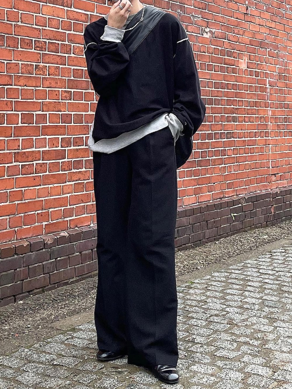 ブラック系のショルダーバッグ、ブラック系のスウェット、ブラック系のスラックスを着用したメンズの夏コーディネートの2枚目の写真