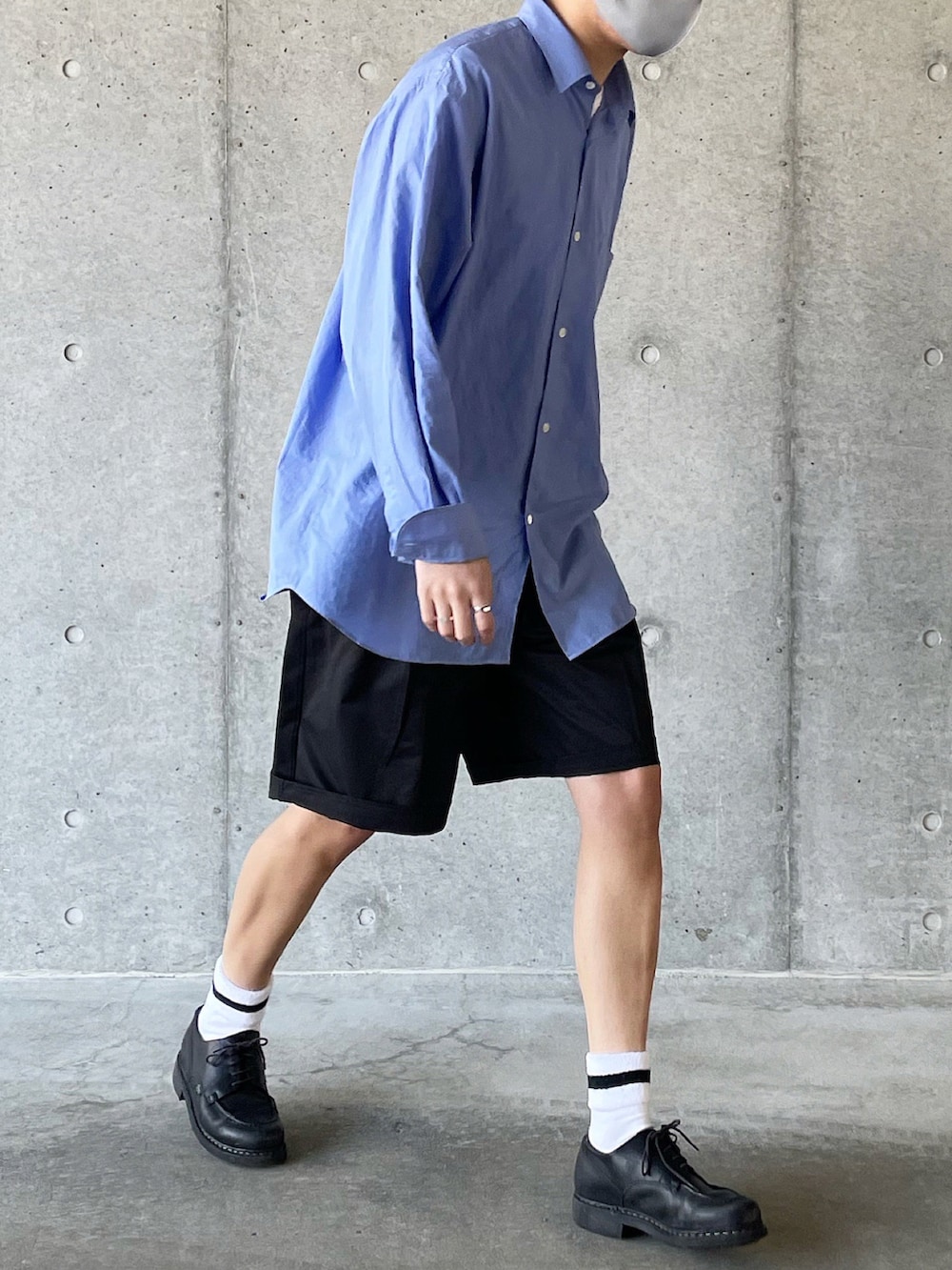 ブラック系のその他パンツ、ブルー系のシャツ/ブラウス、ブラック系のドレスシューズを着用したメンズの春コーディネートの2枚目の写真