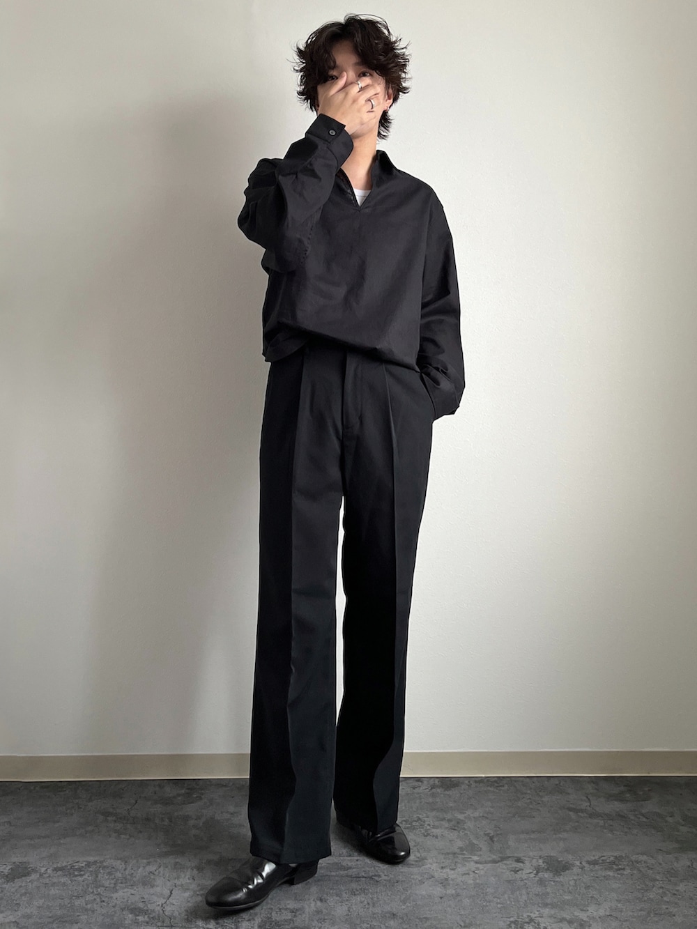 ブラック系のシャツ/ブラウス、ブラック系のスラックス、ブラック系のスリッポンを着用したメンズの冬コーディネートの2枚目の写真