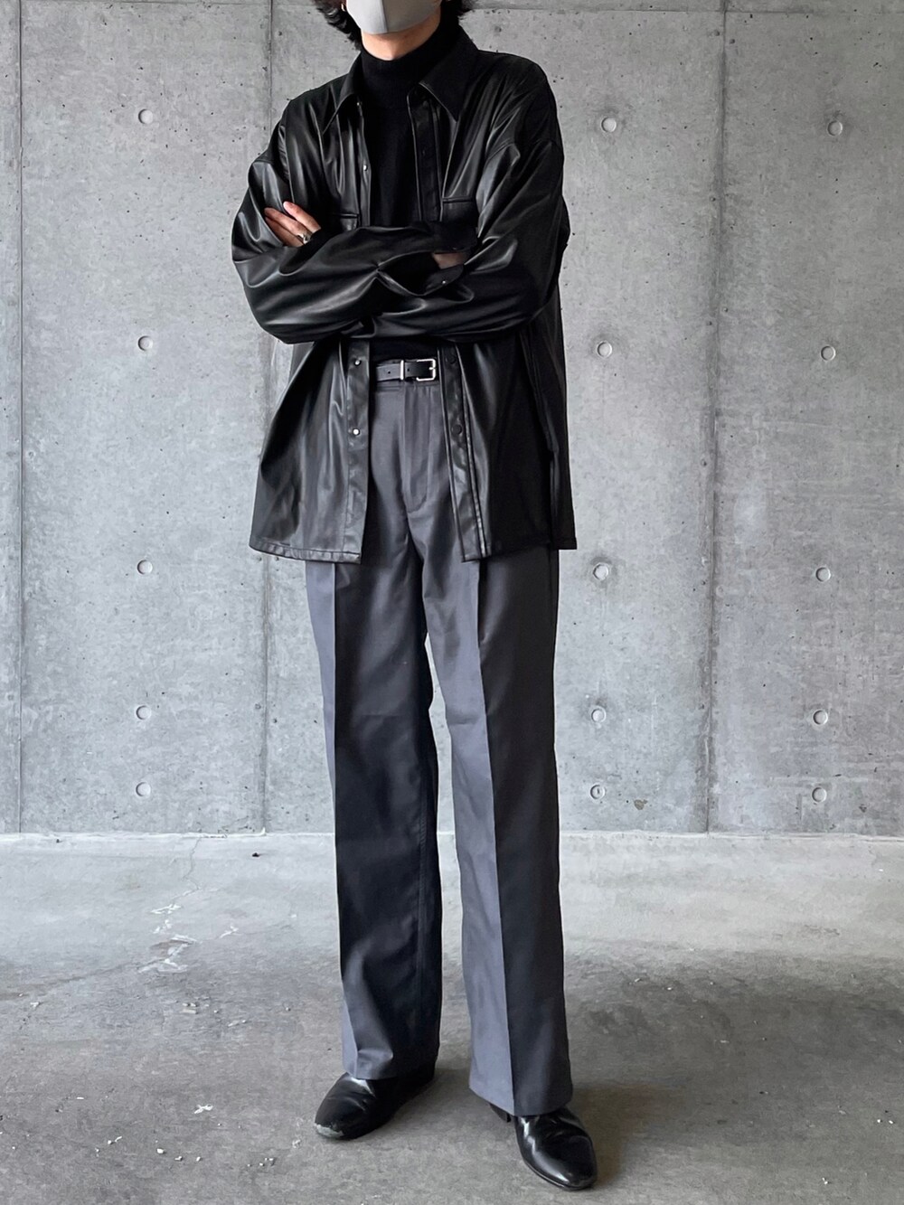 ブラック系のシャツ/ブラウス、グレー系のスラックス、ブラック系のその他シューズを着用したメンズの冬コーディネートの4枚目の写真