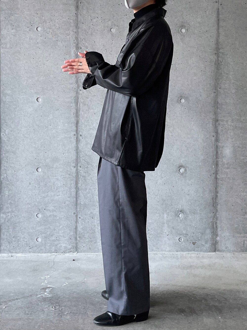 ブラック系のシャツ/ブラウス、グレー系のスラックス、ブラック系のその他シューズを着用したメンズの冬コーディネートの2枚目の写真