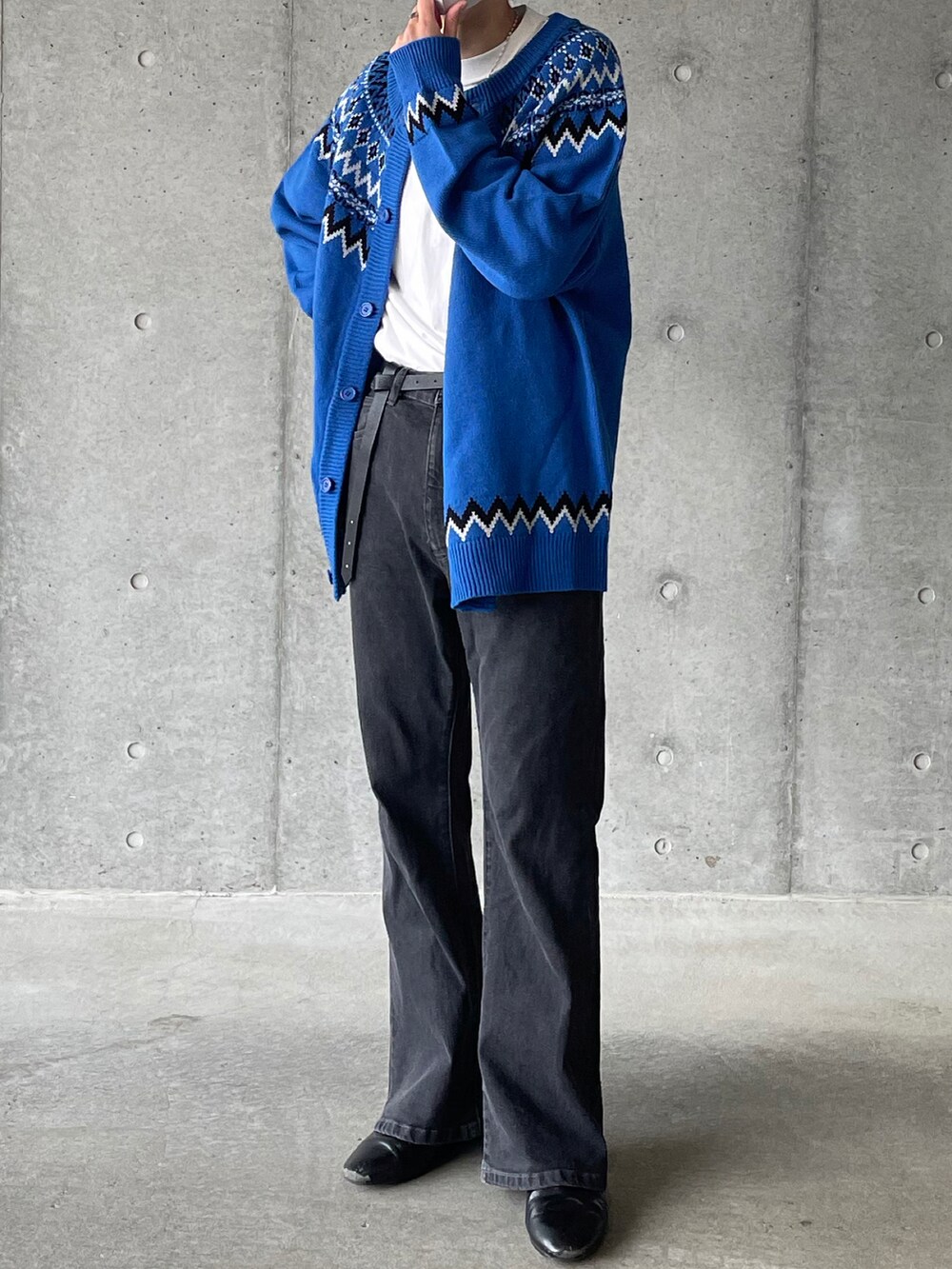 ホワイト系のTシャツ/カットソー、ブルー系のカーディガン/ボレロ、グレー系のデニムパンツを着用したメンズの冬コーディネートの3枚目の写真