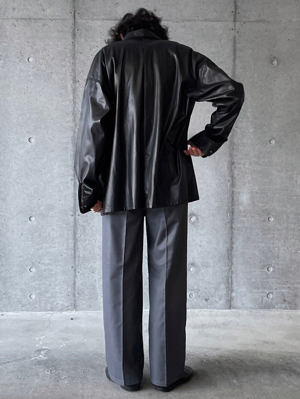 ブラック系のシャツ/ブラウス、グレー系のスラックス、ブラック系のその他シューズを着用したメンズの冬コーディネートの3枚目の写真