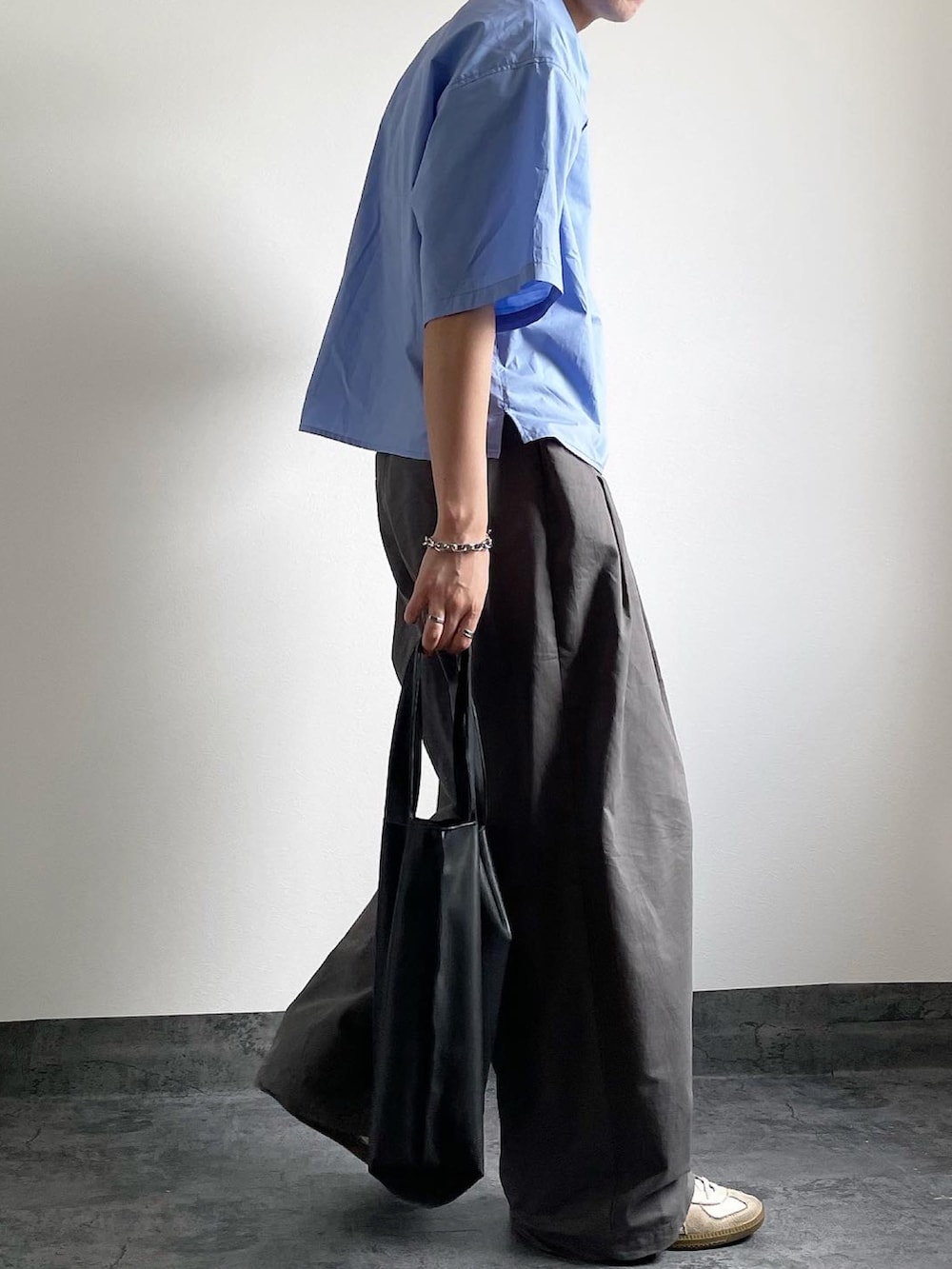 ブルー系のシャツ/ブラウス、グレー系のその他パンツ、ブラック系のトートバッグを着用したメンズの夏コーディネートの2枚目の写真