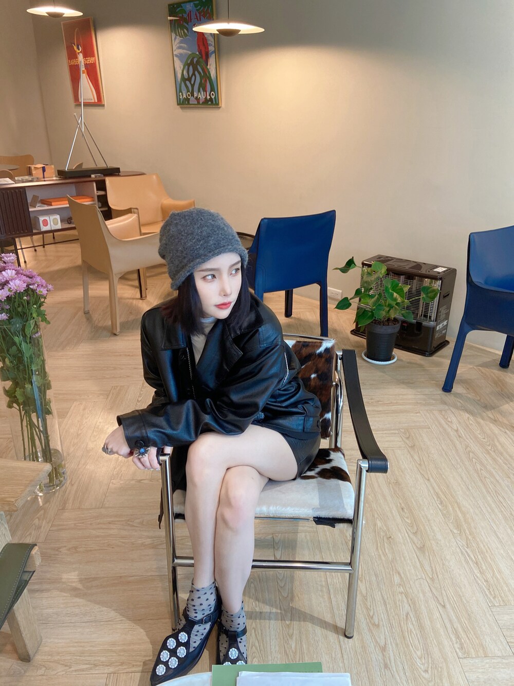 ブラック系のハンドバッグ、ブラック系のシューズを着用したレディースの夏コーディネートの2枚目の写真