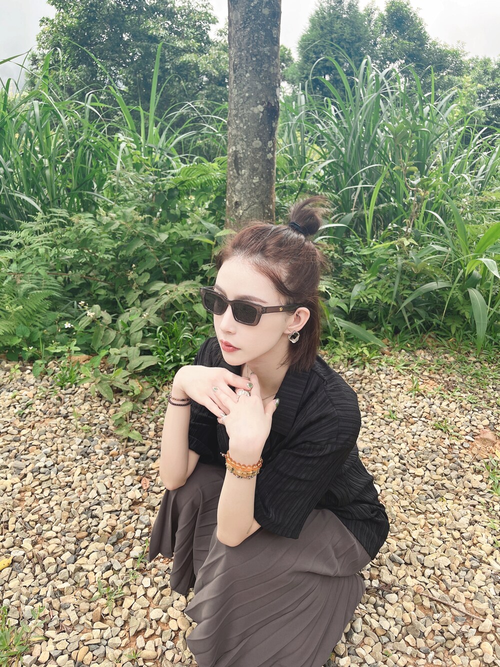 ブラック系のサンダルを着用したレディースの夏コーディネートの2枚目の写真