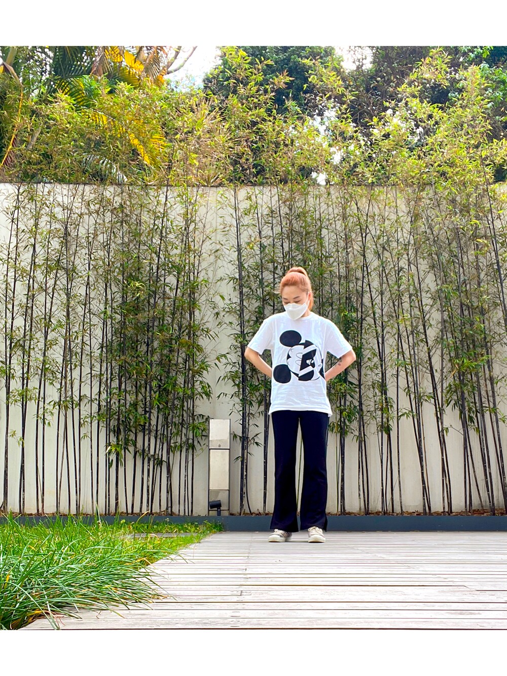 ホワイト系のTシャツ/カットソー、ブラック系のその他パンツを着用したレディースの春コーディネートの2枚目の写真