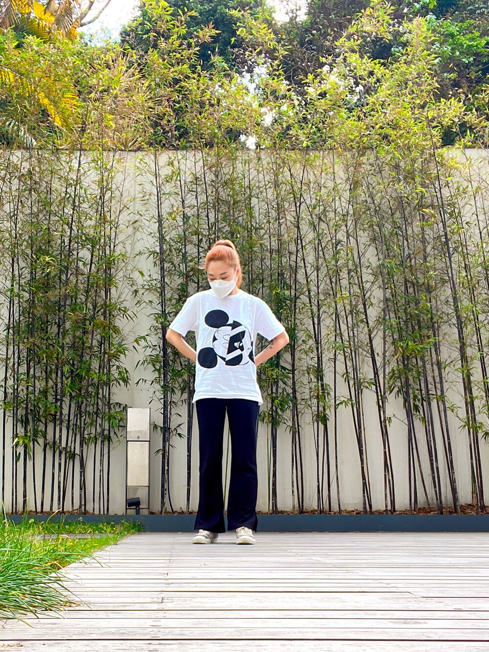 ホワイト系のTシャツ/カットソー、ブラック系のその他パンツを着用したレディースの春コーディネートの3枚目の写真