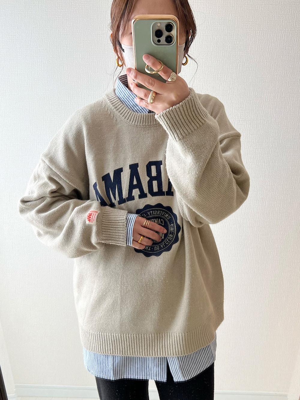 ベージュ系のニット/セーター、ブルー系のシャツ/ブラウス、ブラック系のその他パンツを着用したレディースの冬コーディネートの2枚目の写真