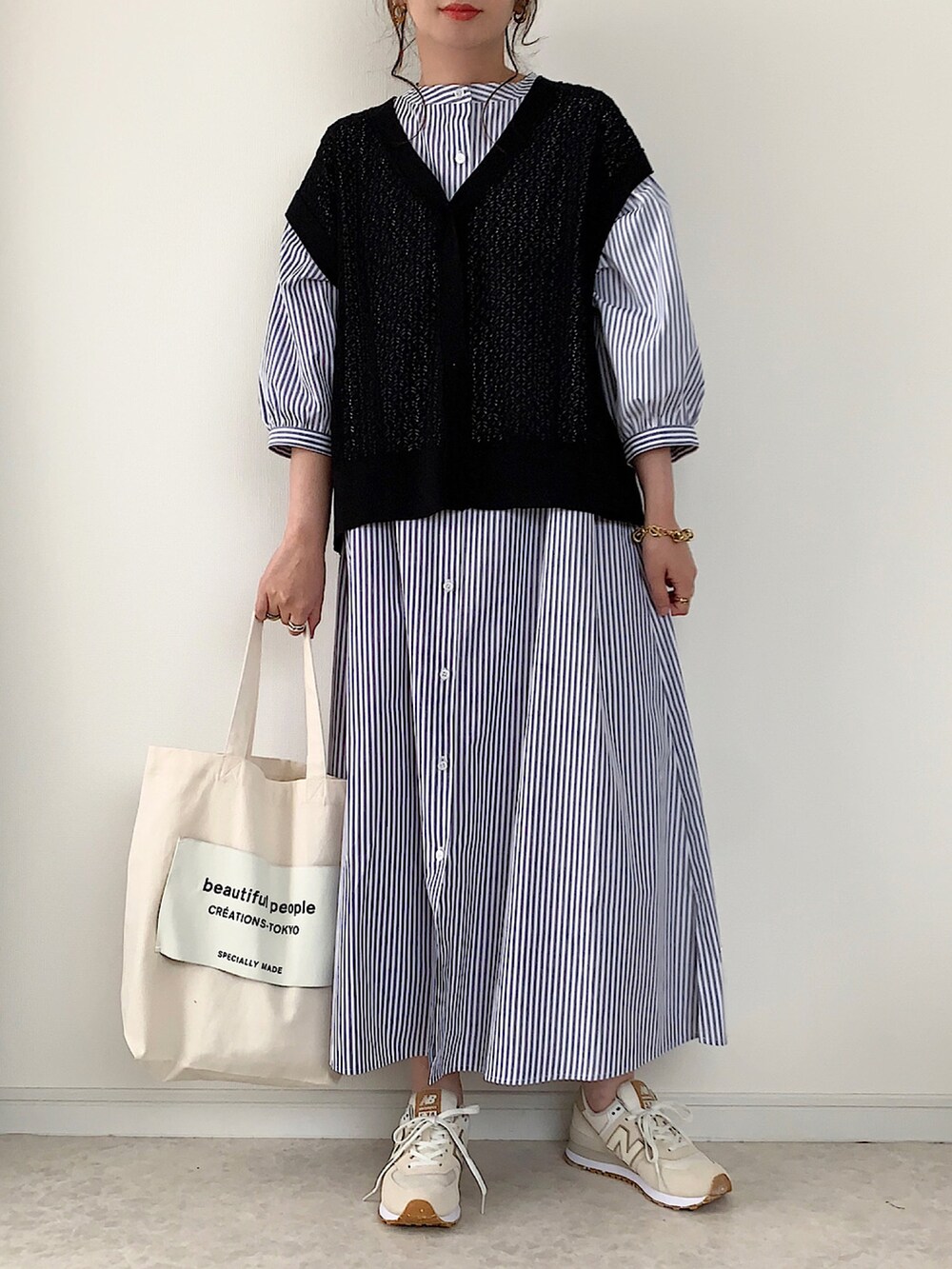 ブラック系のベスト、その他のワンピース、ブラック系のバッグを着用したレディースの夏コーディネートの5枚目の写真