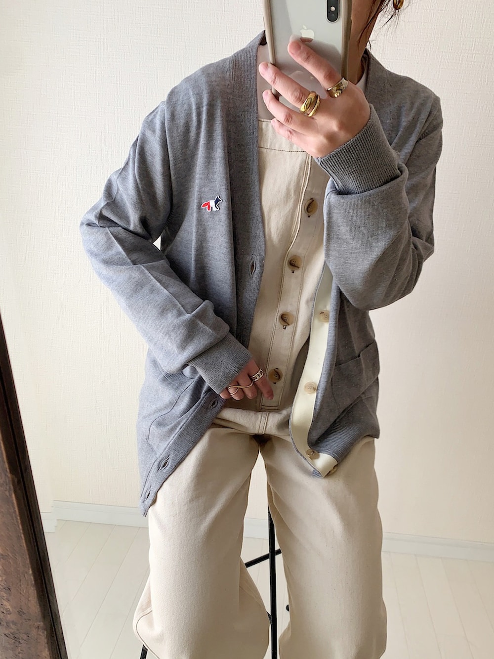 ホワイト系のTシャツ/カットソー、ホワイト系のその他パンツ、ブラック系のパンプスを着用したレディースの春コーディネートの2枚目の写真