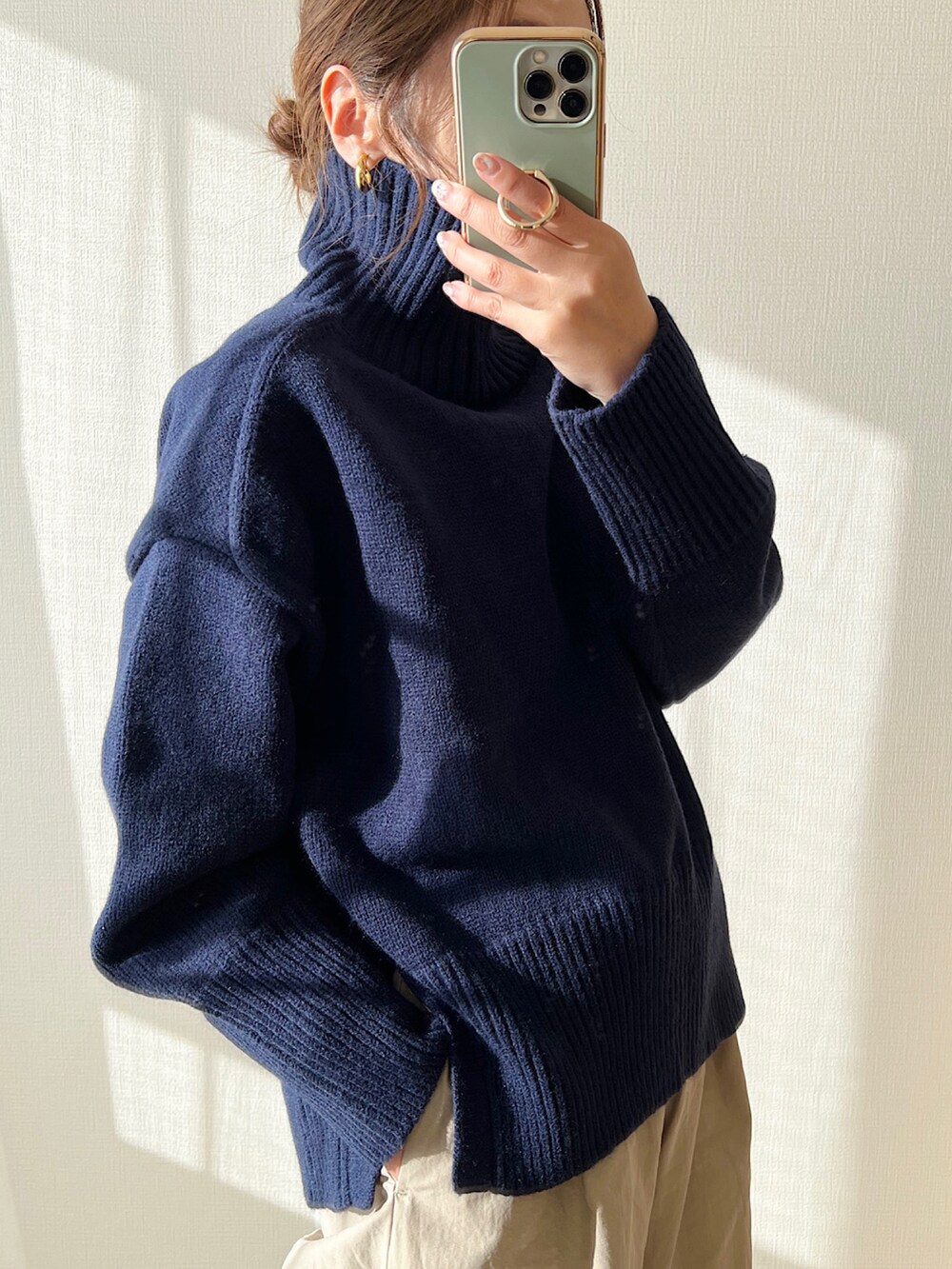 ブルー系のニット/セーター、ベージュ系のチノパンツ、ブラウン系のサンダルを着用したレディースの秋コーディネートの2枚目の写真