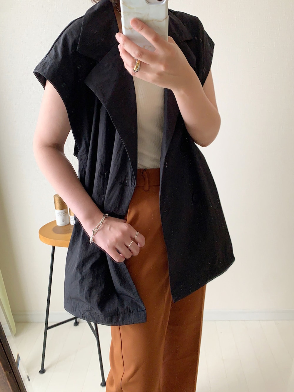 ブラック系のテーラードジャケット、ブラウン系のスラックス、ブラック系のショルダーバッグを着用したレディースの夏コーディネートの2枚目の写真