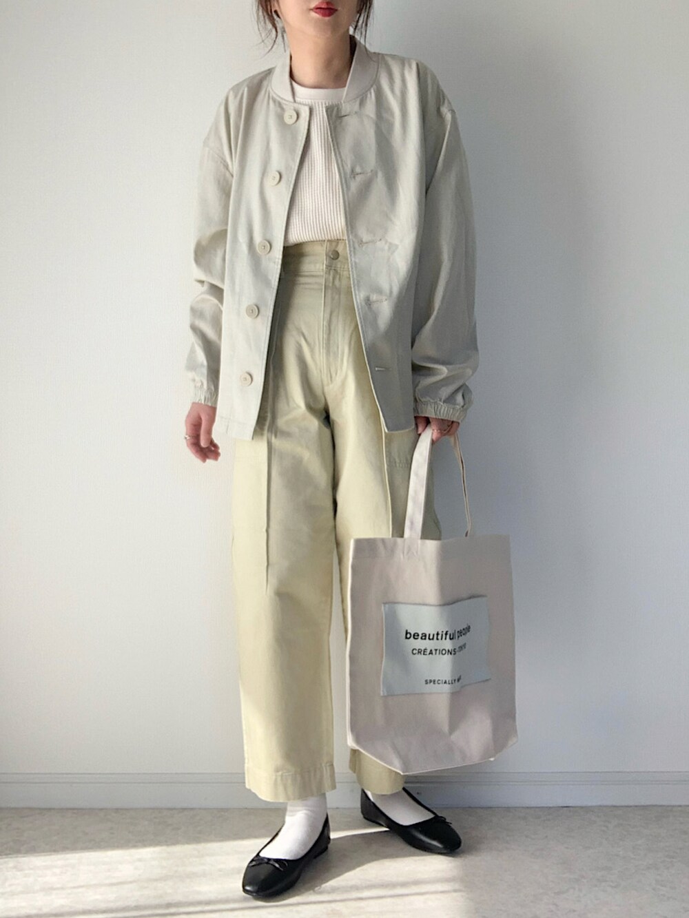 「春、オトナカジュアル、シンプル、ボーダー、ベイカーパンツ、バブーシュ、白ソックス、トートバッグ、UNIQLO、UNIQLO U、ボーダーオーバーサイズT、パールネックレス、プチプラコーデ」｜「UNIQLOのアイテム（Tシャツ/カットソー、ホワイト系）」を使った、maiko さん（レディース・159cm）の春コーディネートの4枚目の写真