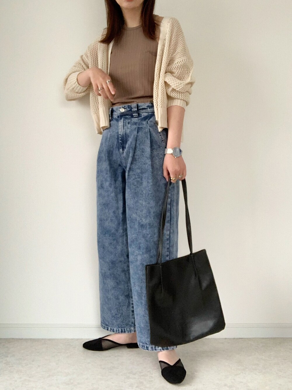 ホワイト系のTシャツ/カットソー、グリーン系のスニーカー、ベージュ系のトートバッグを着用したレディースの春コーディネートの3枚目の写真