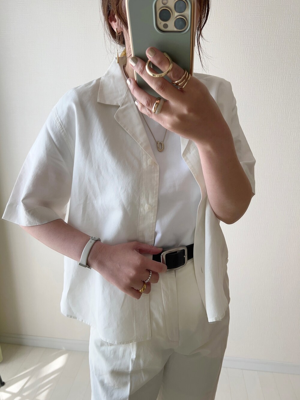 ホワイト系のTシャツ/カットソー、ホワイト系のシャツ/ブラウス、ホワイト系のパンツを着用したレディースの春コーディネートの2枚目の写真