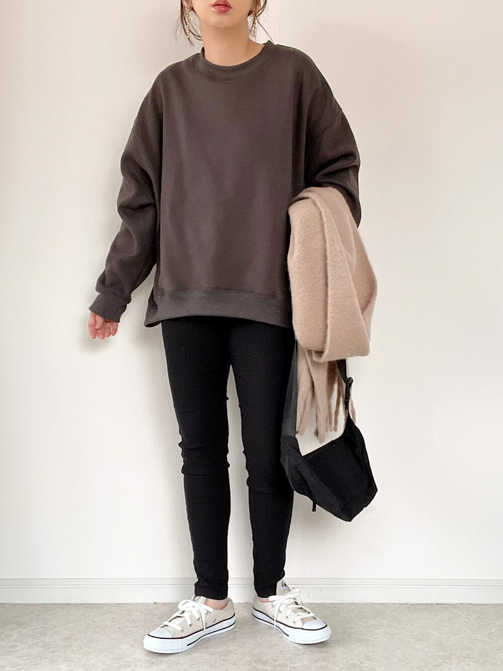 グレー系のスウェット、ブラック系のその他パンツ、グレー系のスニーカーを着用したレディースの冬コーディネートの2枚目の写真