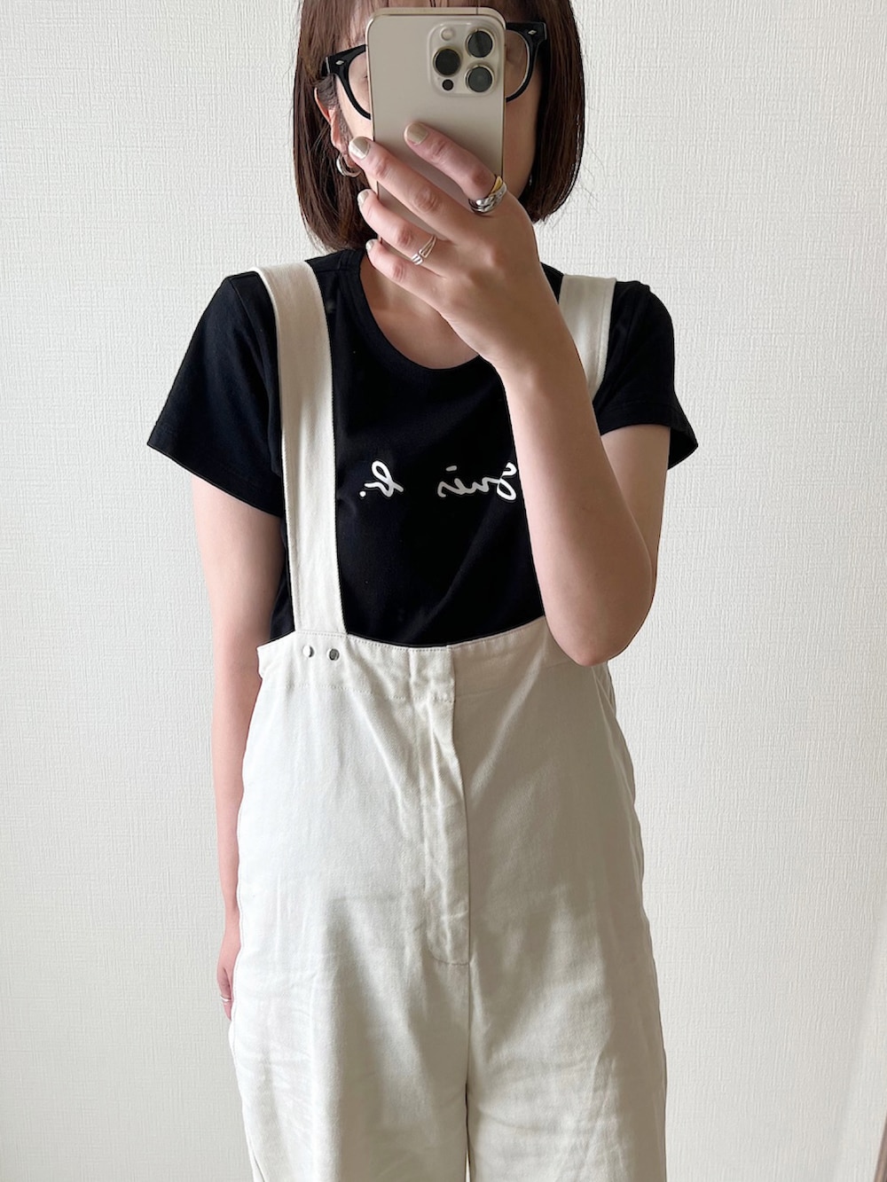 ブラック系のTシャツ/カットソー、ホワイト系のサロペット/オーバーオール、ホワイト系のショルダーバッグを着用したレディースの夏コーディネートの2枚目の写真