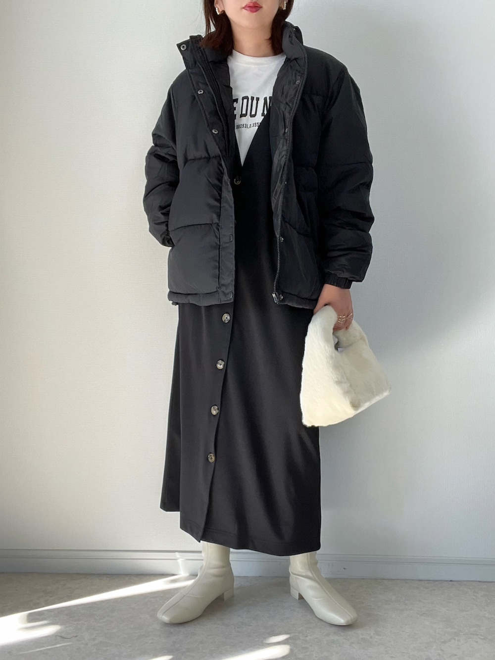 グリーン系のモッズコート、ブラック系のサロペット/オーバーオール、ホワイト系のTシャツ/カットソーを着用したレディースの秋コーディネートの2枚目の写真