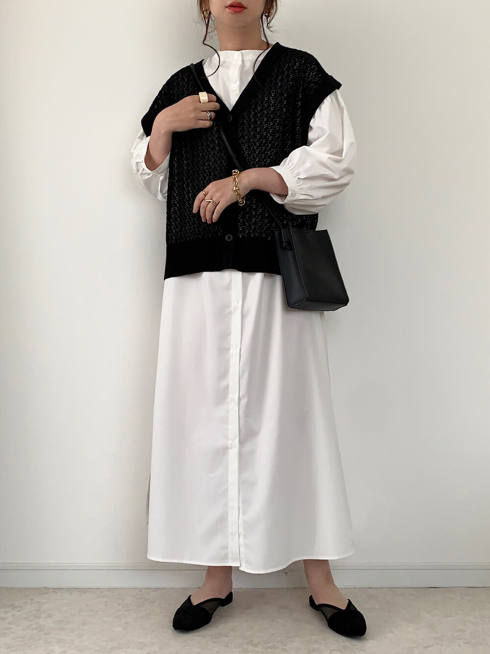 ホワイト系のシャツワンピース、ホワイト系のTシャツ/カットソー、ベージュ系のかごバッグを着用したレディースの春コーディネートの2枚目の写真